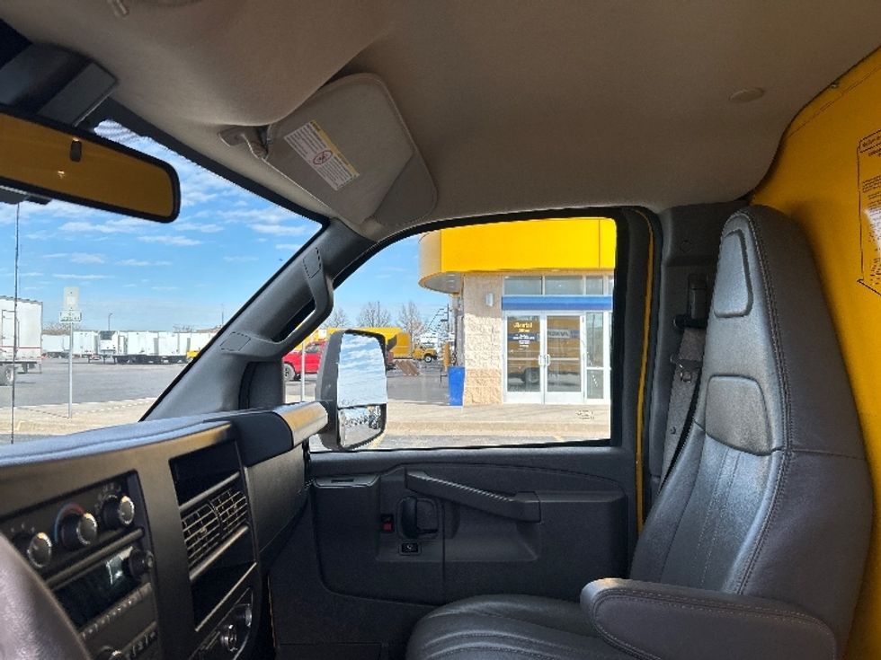 Light Duty Box Truck-Light and Medium Duty Trucks-GMC-2022-Savana G33903-Oklahoma City-OK-96,807\n\t\tmiles-$ 28,750 - Image 16