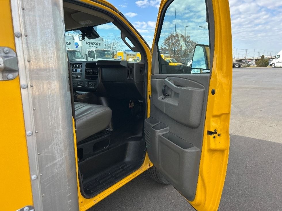 Light Duty Box Truck-Light and Medium Duty Trucks-GMC-2022-Savana G33903-Oklahoma City-OK-96,807\n\t\tmiles-$ 28,750 - Image 17