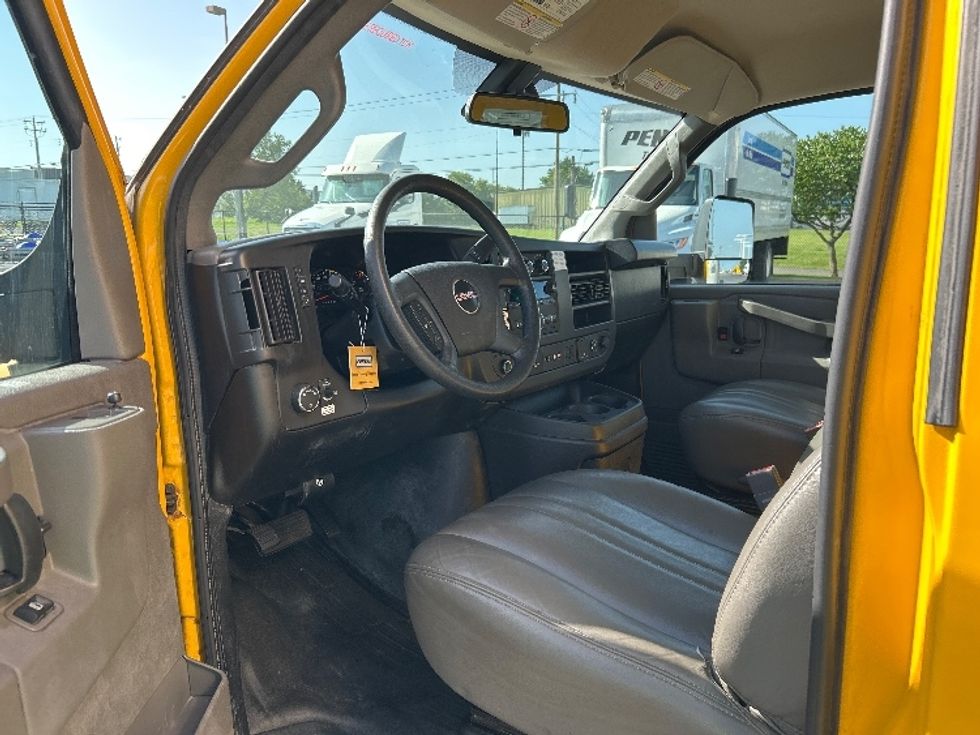 Light Duty Box Truck-Light and Medium Duty Trucks-GMC-2022-Savana G33903-Oklahoma City-OK-99,329\n\t\tmiles-$ 26,250 - Image 16