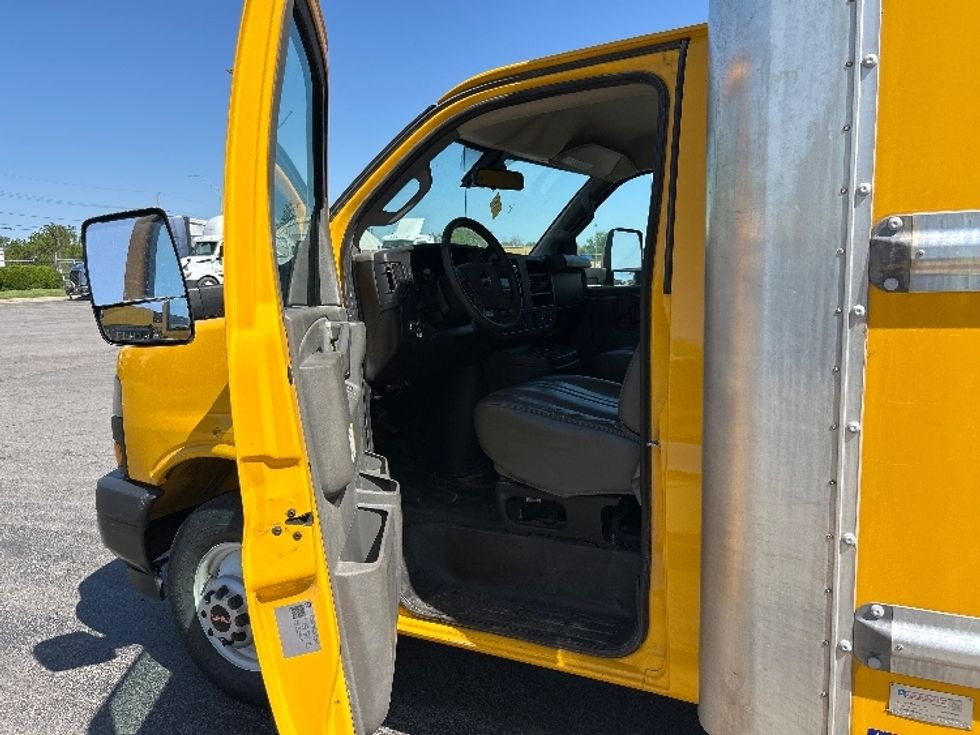 Light Duty Box Truck-Light and Medium Duty Trucks-GMC-2022-Savana G33903-Olive Branch-MS-64,807\n\t\tmiles-$ 30,500 - Image 15
