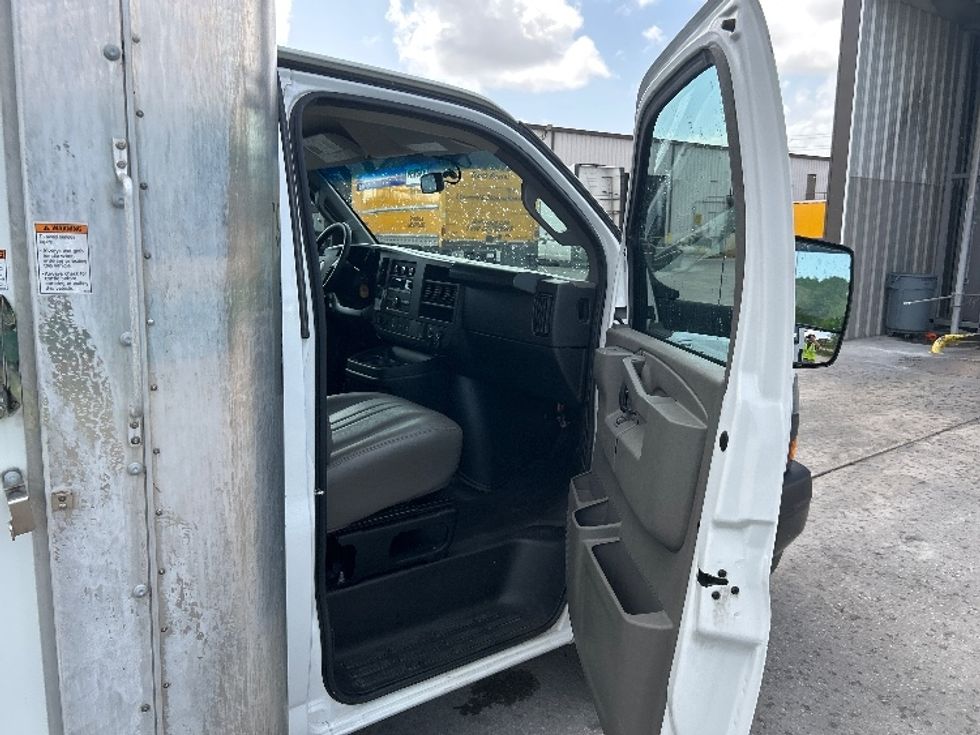 Light Duty Box Truck-Light and Medium Duty Trucks-GMC-2022-Savana G33903-Orlando-FL-27,045\n\t\tmiles-$ 45,000 - Image 20