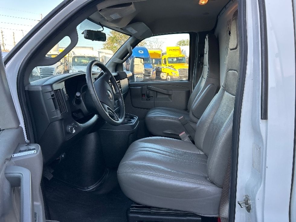 Light Duty Box Truck-Light and Medium Duty Trucks-GMC-2022-Savana G33903-Orlando-FL-42,522\n\t\tmiles-$ 43,000 - Image 19