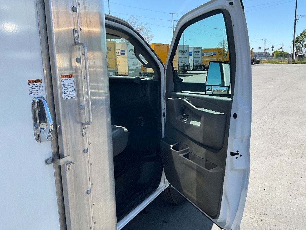 Light Duty Box Truck-Light and Medium Duty Trucks-GMC-2022-Savana G33903-Perris-CA-22,556\n\t\tmiles-$ 57,500 - Image 20