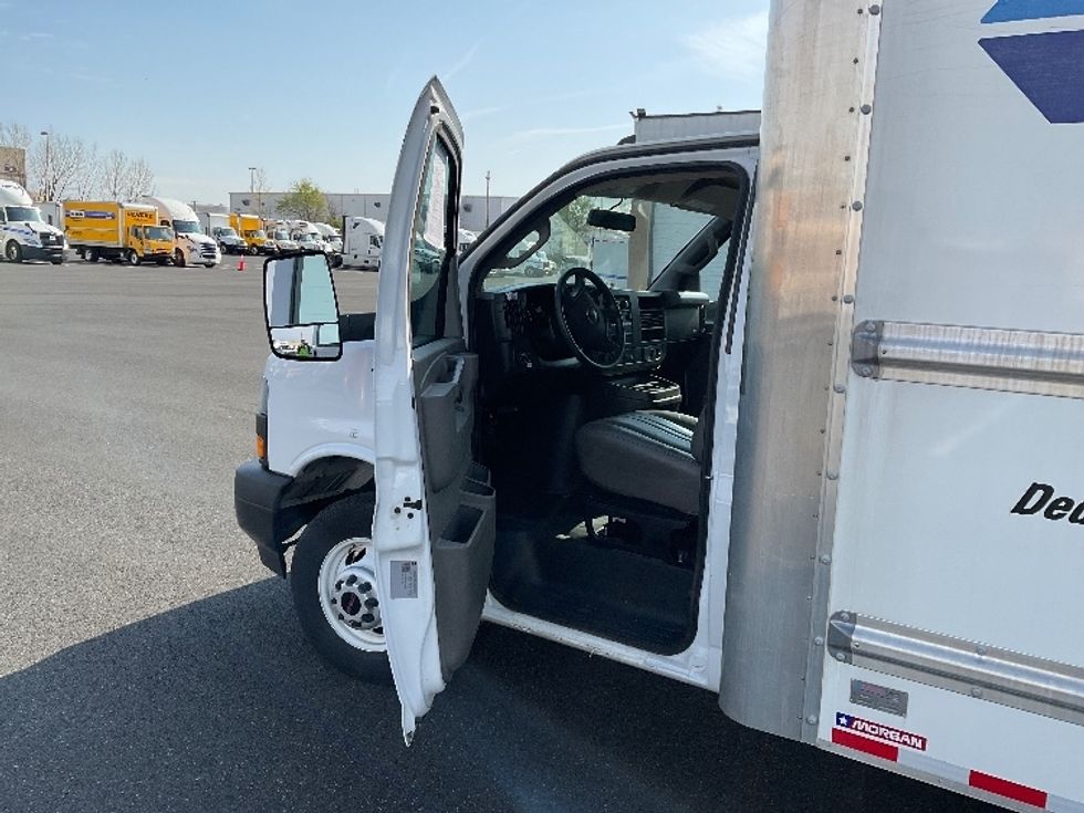 Light Duty Box Truck-Light and Medium Duty Trucks-GMC-2022-Savana G33903-Philadelphia-PA-24,322\n\t\tmiles-$ 43,000 - Image 13