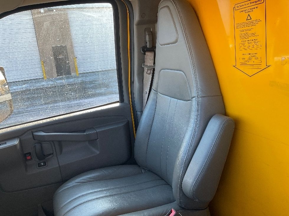 Light Duty Box Truck-Light and Medium Duty Trucks-GMC-2022-Savana G33903-Philadelphia-PA-82,451\n\t\tmiles-$ 29,500 - Image 17