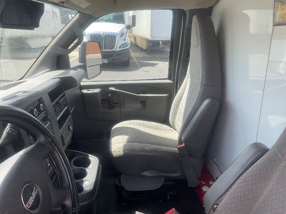 Light Duty Box Truck-Light and Medium Duty Trucks-GMC-2022-Savana G33903-Phoenix-AZ-135,018\n\t\tmiles-$ 22,750 - Image 18