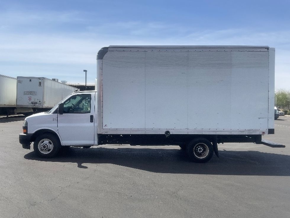 Light Duty Box Truck-Light and Medium Duty Trucks-GMC-2022-Savana G33903-Phoenix-AZ-135,018\n\t\tmiles-$ 22,750 - Image 4