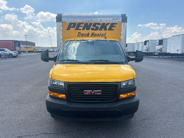 2022 Gmc Savana 3500 Cutaway photo 2