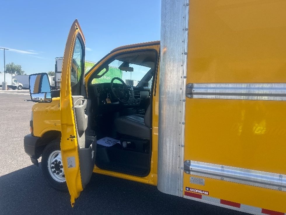 Light Duty Box Truck-Light and Medium Duty Trucks-GMC-2022-Savana G33903-Phoenix-AZ-83,560\n\t\tmiles-$ 26,500 - Image 16