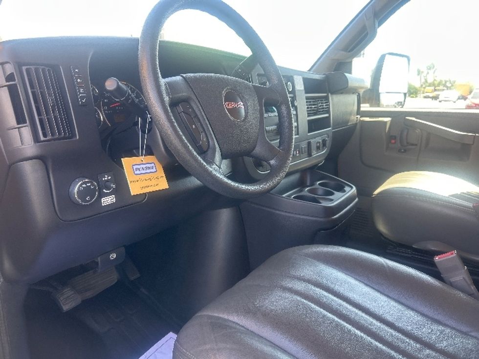 Light Duty Box Truck-Light and Medium Duty Trucks-GMC-2022-Savana G33903-Phoenix-AZ-83,560\n\t\tmiles-$ 26,500 - Image 17