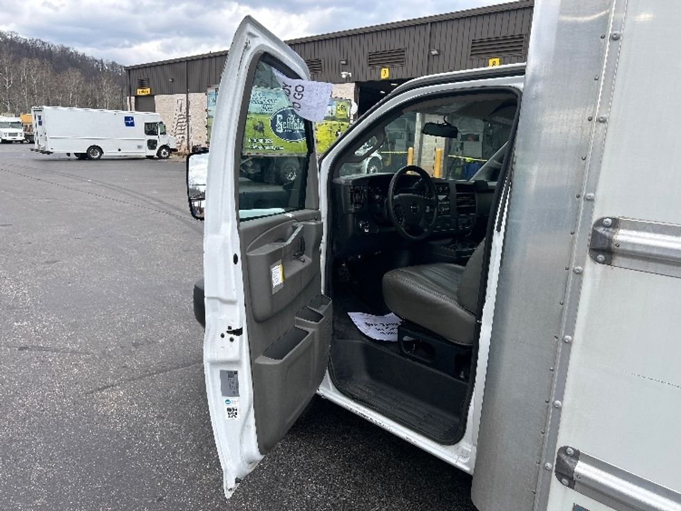 Light Duty Box Truck-Light and Medium Duty Trucks-GMC-2022-Savana G33903-Pittsburgh-PA-37,663\n\t\tmiles-$ 40,750 - Image 15