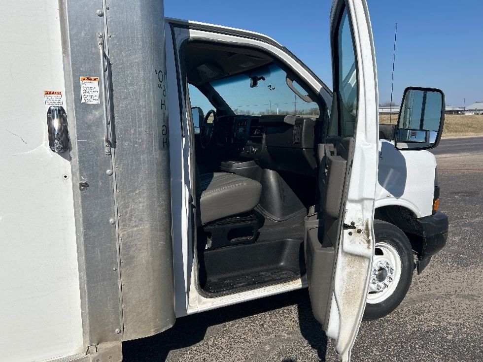 Light Duty Box Truck-Light and Medium Duty Trucks-GMC-2022-Savana G33903-Round Rock-TX-66,302\n\t\tmiles-$ 44,500 - Image 20