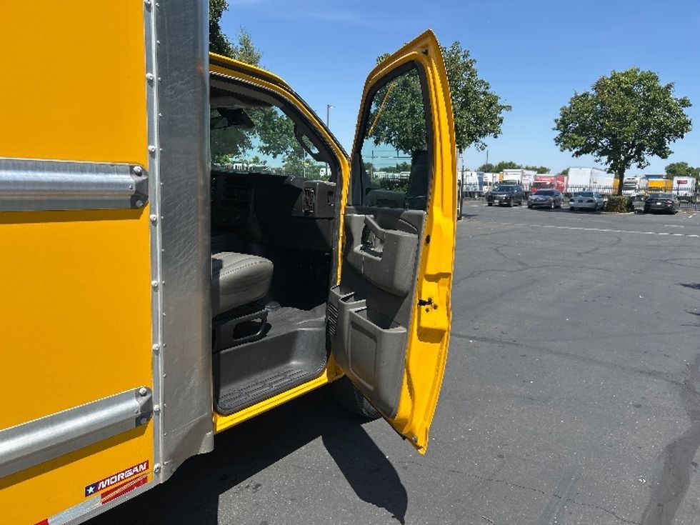Light Duty Box Truck-Light and Medium Duty Trucks-GMC-2022-Savana G33903-Sacramento-CA-83,807\n\t\tmiles-$ 29,250 - Image 18