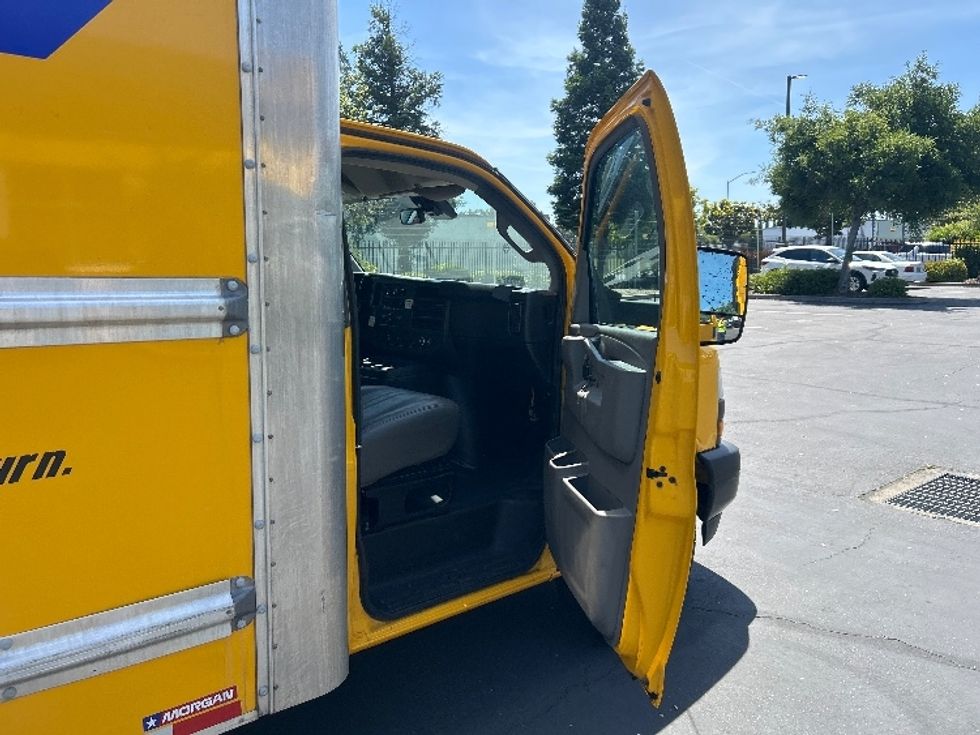 Light Duty Box Truck-Light and Medium Duty Trucks-GMC-2022-Savana G33903-Sacramento-CA-96,317\n\t\tmiles-$ 27,750 - Image 17