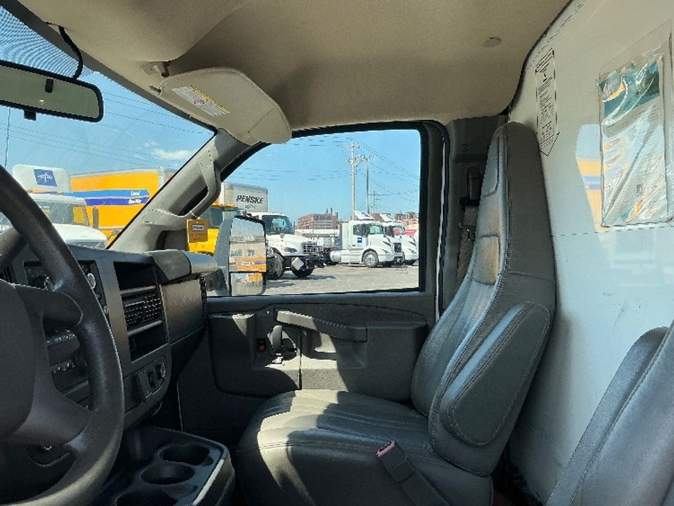 Light Duty Box Truck-Light and Medium Duty Trucks-GMC-2022-Savana G33903-Saint Louis-MO-75,854\n\t\tmiles-$ 37,250 - Image 19