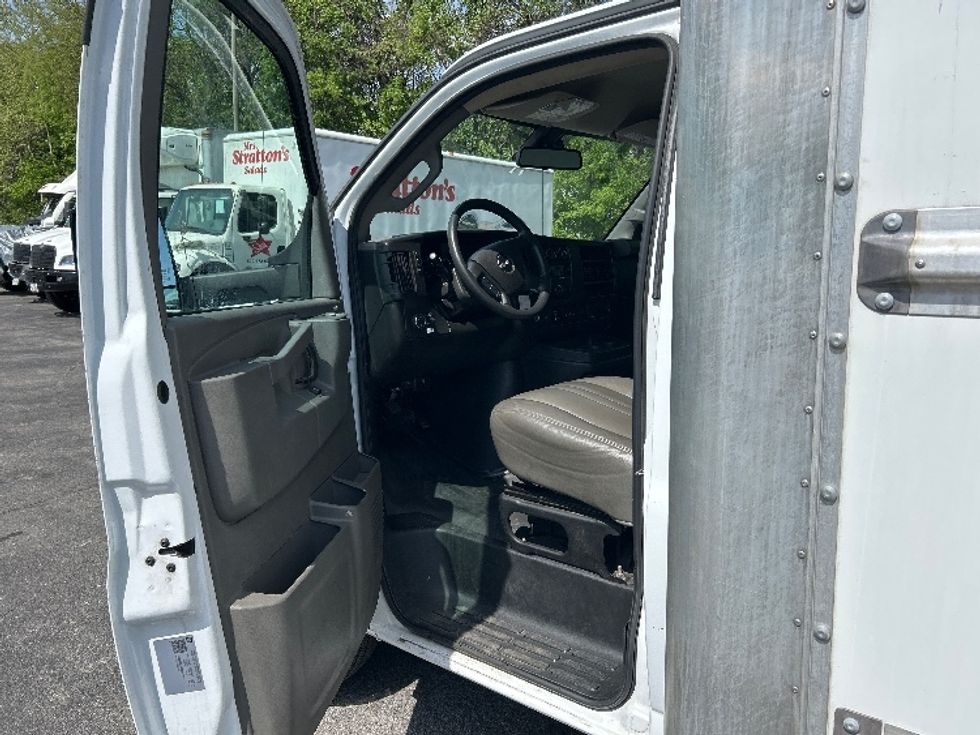 Light Duty Box Truck-Light and Medium Duty Trucks-GMC-2022-Savana G33903-Salem-VA-102,064\n\t\tmiles-$ 33,000 - Image 16