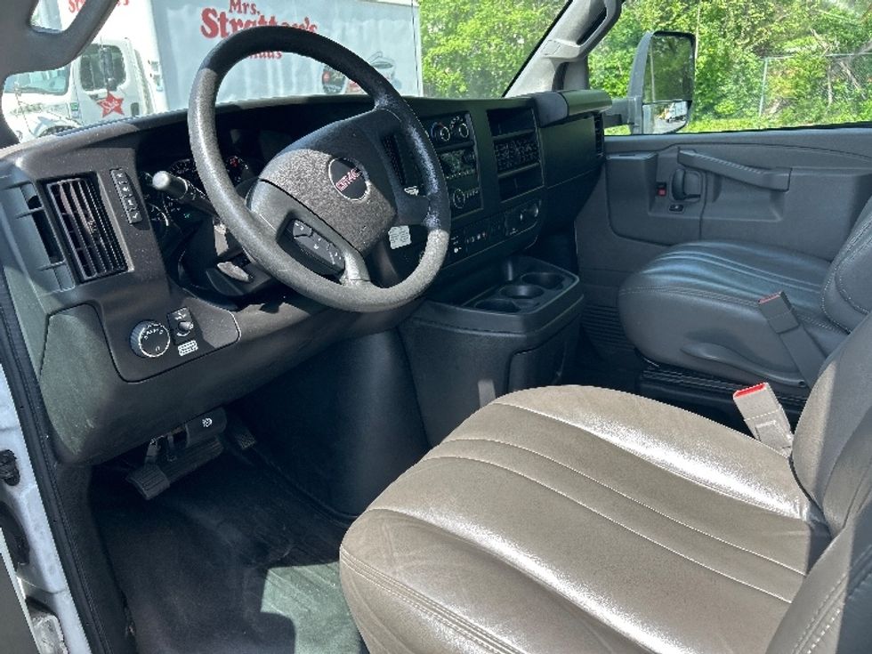 Light Duty Box Truck-Light and Medium Duty Trucks-GMC-2022-Savana G33903-Salem-VA-102,064\n\t\tmiles-$ 33,000 - Image 17