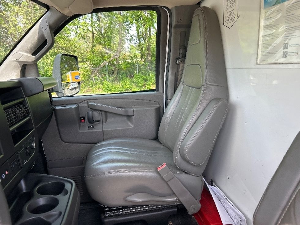 Light Duty Box Truck-Light and Medium Duty Trucks-GMC-2022-Savana G33903-Salem-VA-102,064\n\t\tmiles-$ 33,000 - Image 19