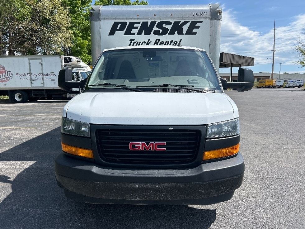 Light Duty Box Truck-Light and Medium Duty Trucks-GMC-2022-Savana G33903-Salem-VA-102,064\n\t\tmiles-$ 33,000 - Image 2