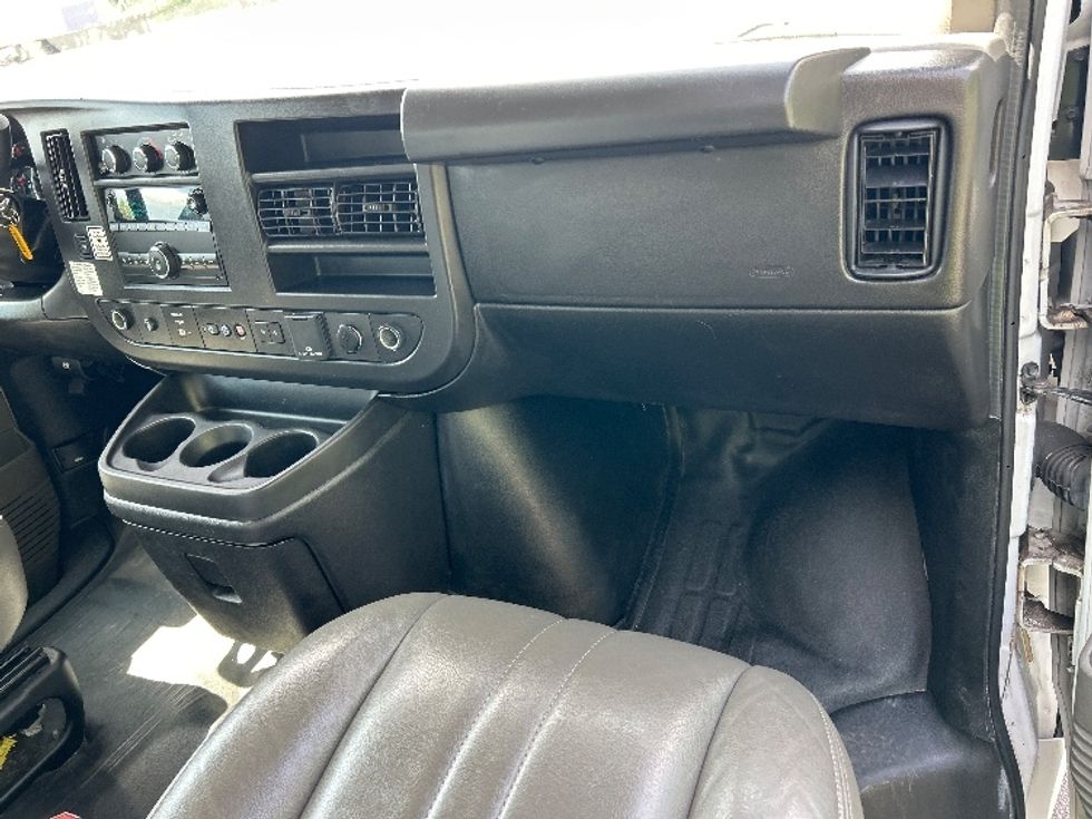 Light Duty Box Truck-Light and Medium Duty Trucks-GMC-2022-Savana G33903-Salem-VA-102,064\n\t\tmiles-$ 33,000 - Image 21