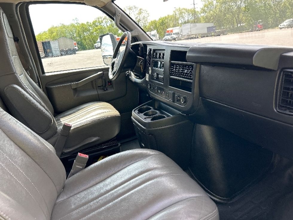 Light Duty Box Truck-Light and Medium Duty Trucks-GMC-2022-Savana G33903-Salem-VA-102,064\n\t\tmiles-$ 33,000 - Image 22