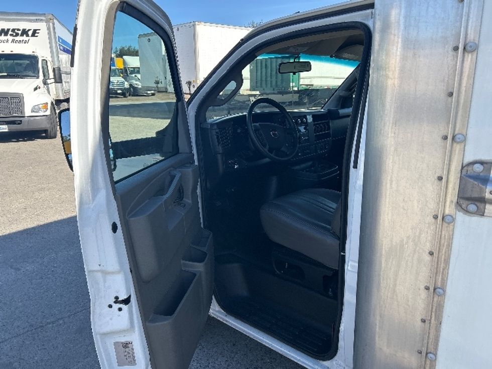 Light Duty Box Truck-Light and Medium Duty Trucks-GMC-2022-Savana G33903-San Diego-CA-89,807\n\t\tmiles-$ 34,500 - Image 16