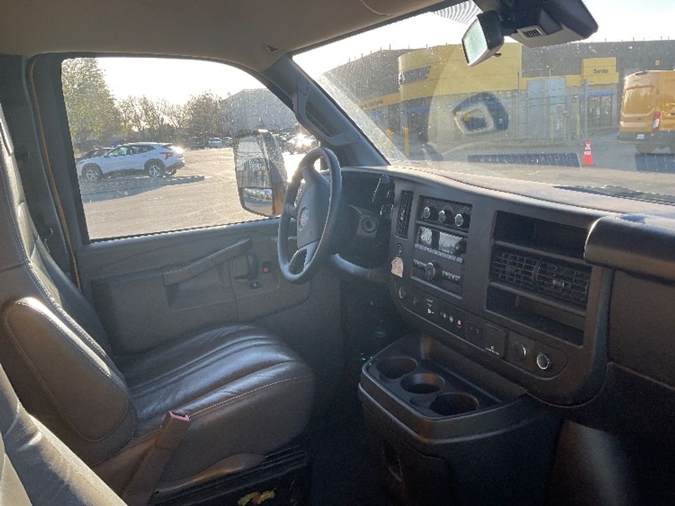 Light Duty Box Truck-Light and Medium Duty Trucks-GMC-2022-Savana G33903-San Leandro-CA-109,220\n\t\tmiles-$ 27,500 - Image 21