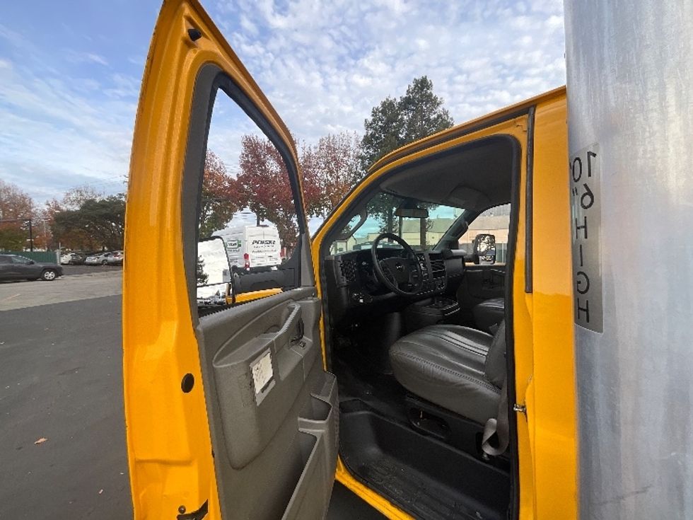 Light Duty Box Truck-Light and Medium Duty Trucks-GMC-2022-Savana G33903-Santa Clara-CA-85,820\n\t\tmiles-$ 31,000 - Image 16