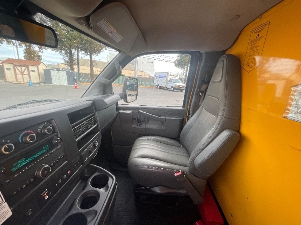 Light Duty Box Truck-Light and Medium Duty Trucks-GMC-2022-Savana G33903-Santa Clara-CA-85,820\n\t\tmiles-$ 31,000 - Image 17