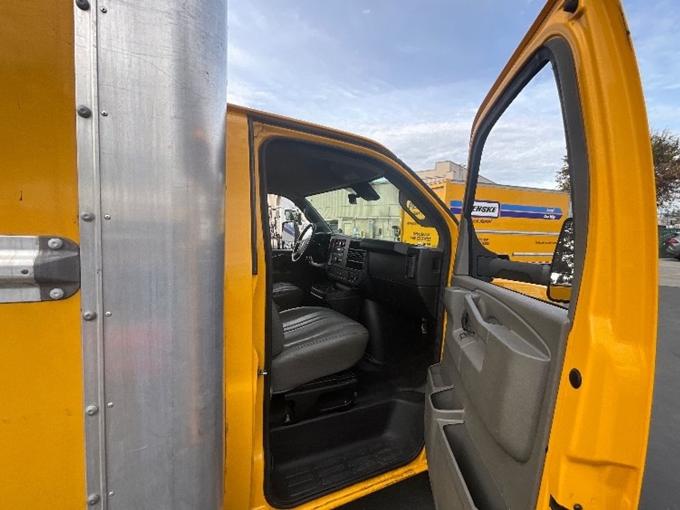 Light Duty Box Truck-Light and Medium Duty Trucks-GMC-2022-Savana G33903-Santa Clara-CA-85,820\n\t\tmiles-$ 31,000 - Image 18