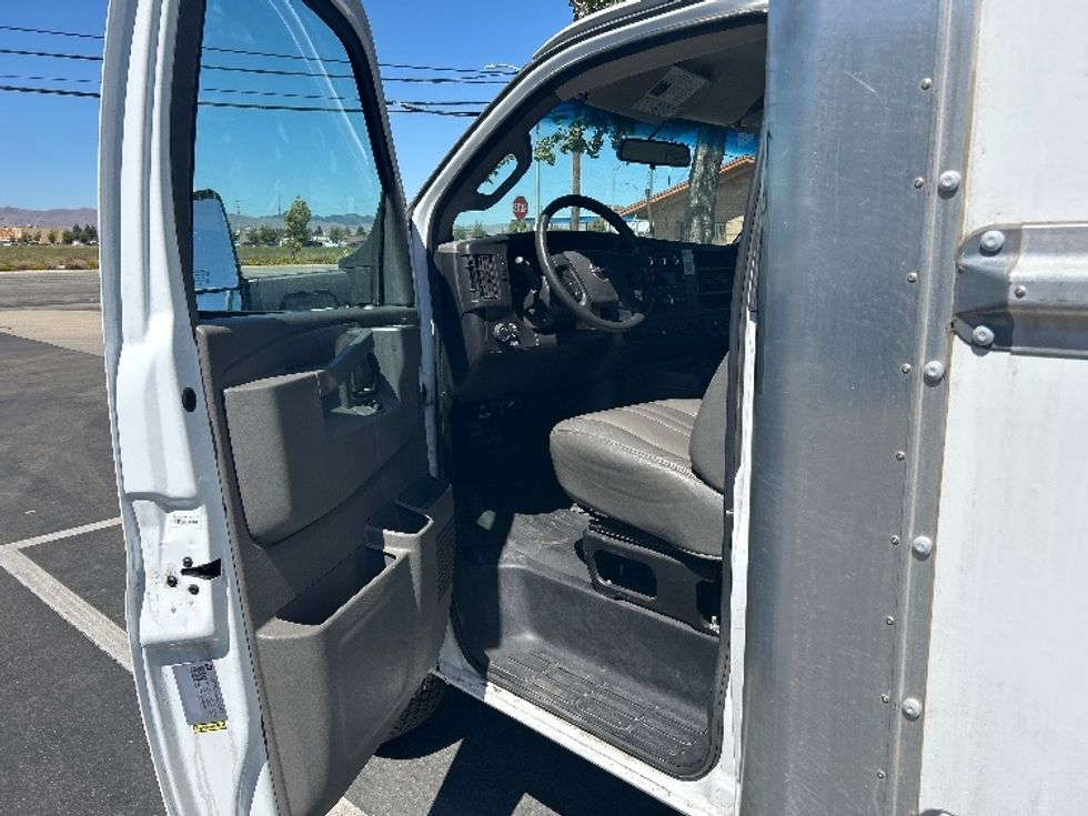 Light Duty Box Truck-Light and Medium Duty Trucks-GMC-2022-Savana G33903-Santa Maria-CA-24,993\n\t\tmiles-$ 46,750 - Image 16