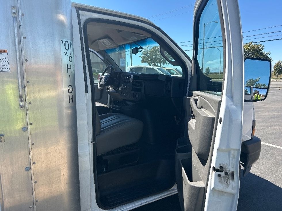 Light Duty Box Truck-Light and Medium Duty Trucks-GMC-2022-Savana G33903-Santa Maria-CA-24,993\n\t\tmiles-$ 46,750 - Image 20