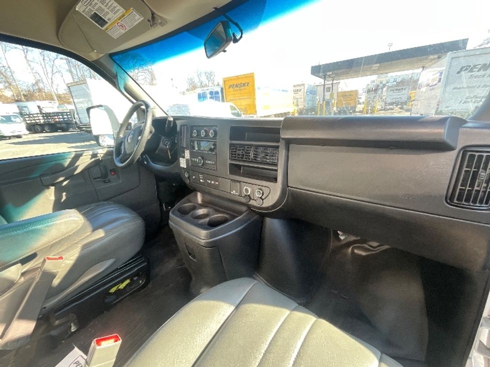 Light Duty Box Truck-Light and Medium Duty Trucks-GMC-2022-Savana G33903-Sterling-VA-29,855\n\t\tmiles-$ 47,250 - Image 21