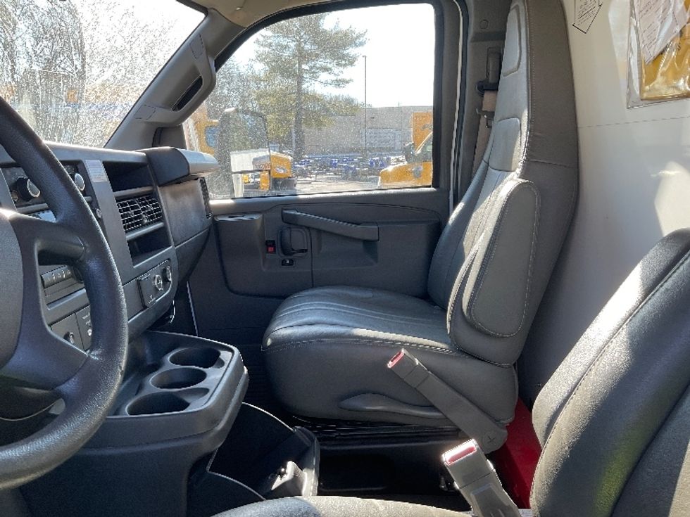 Light Duty Box Truck-Light and Medium Duty Trucks-GMC-2022-Savana G33903-Sterling-VA-33,360\n\t\tmiles-$ 46,750 - Image 17