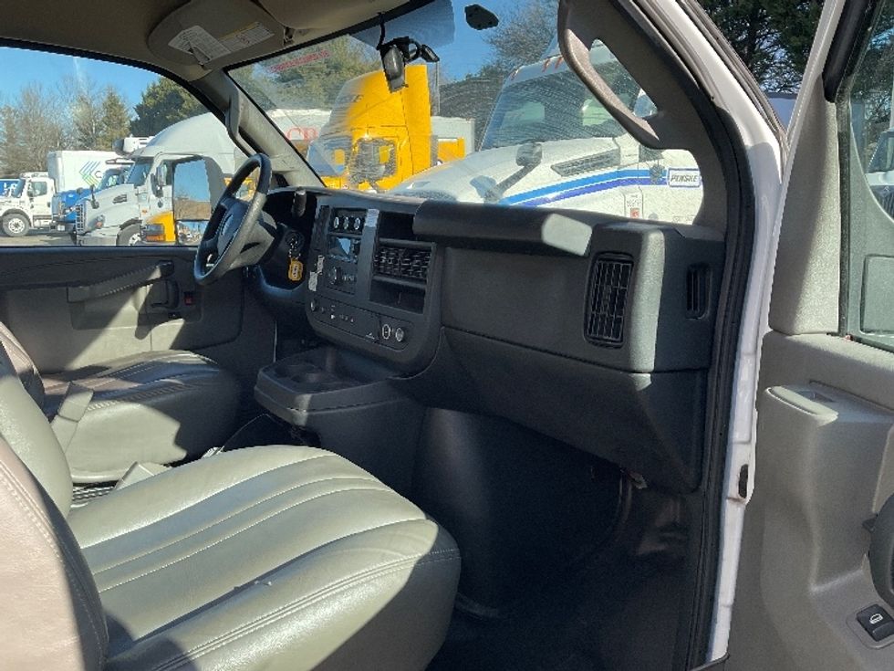 Light Duty Box Truck-Light and Medium Duty Trucks-GMC-2022-Savana G33903-Sterling-VA-33,360\n\t\tmiles-$ 46,750 - Image 19