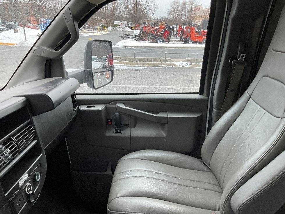 Light Duty Box Truck-Light and Medium Duty Trucks-GMC-2022-Savana G33903-Sterling-VA-41,785\n\t\tmiles-$ 45,750 - Image 19