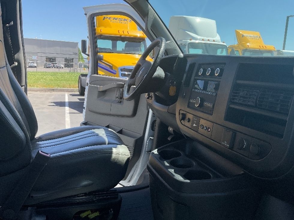 Light Duty Box Truck-Light and Medium Duty Trucks-GMC-2022-Savana G33903-Stockton-CA-31,507\n\t\tmiles-$ 56,500 - Image 22