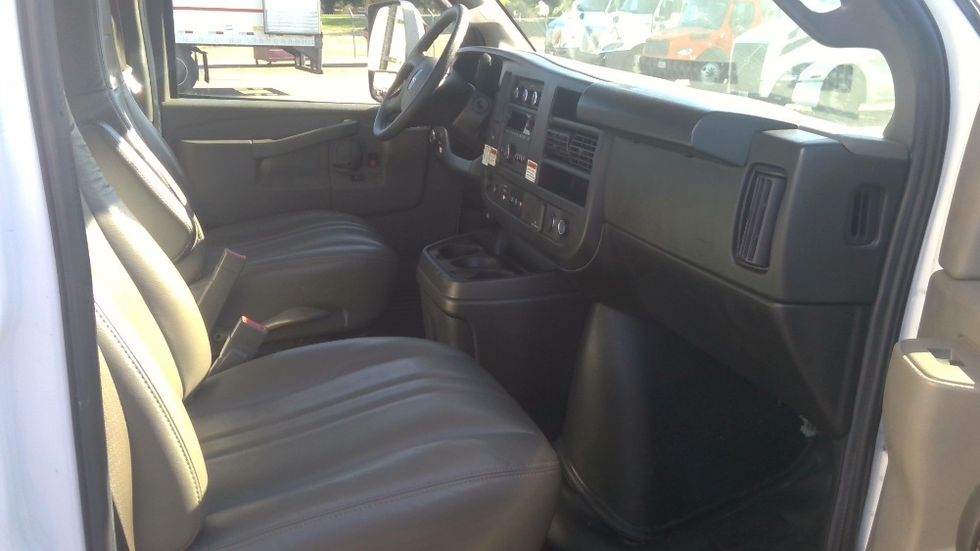 Light Duty Box Truck-Light and Medium Duty Trucks-GMC-2022-Savana G33903-Stockton-CA-37,595\n\t\tmiles-$ 41,500 - Image 21