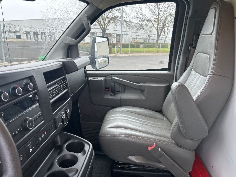 Light Duty Box Truck-Light and Medium Duty Trucks-GMC-2022-Savana G33903-Stockton-CA-88,785\n\t\tmiles-$ 32,500 - Image 14