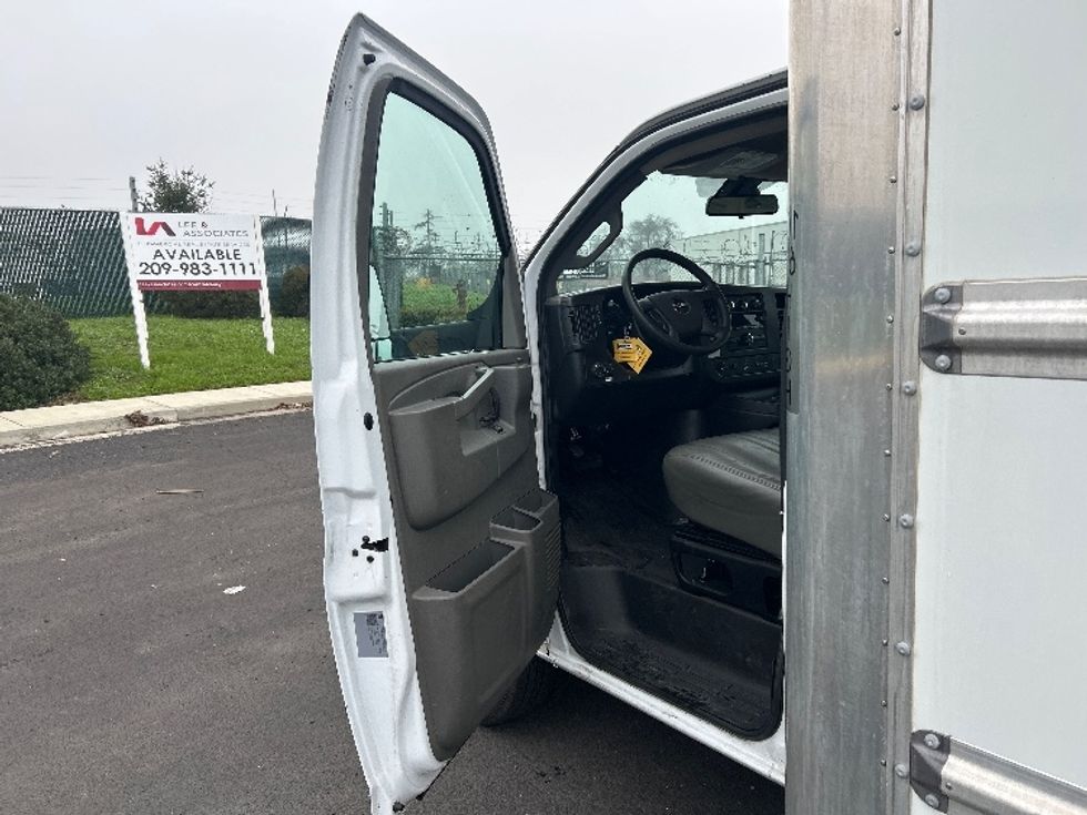 Light Duty Box Truck-Light and Medium Duty Trucks-GMC-2022-Savana G33903-Stockton-CA-88,785\n\t\tmiles-$ 32,500 - Image 17