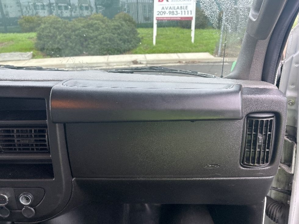 Light Duty Box Truck-Light and Medium Duty Trucks-GMC-2022-Savana G33903-Stockton-CA-88,785\n\t\tmiles-$ 32,500 - Image 21