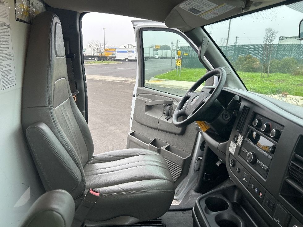 Light Duty Box Truck-Light and Medium Duty Trucks-GMC-2022-Savana G33903-Stockton-CA-88,785\n\t\tmiles-$ 32,500 - Image 22