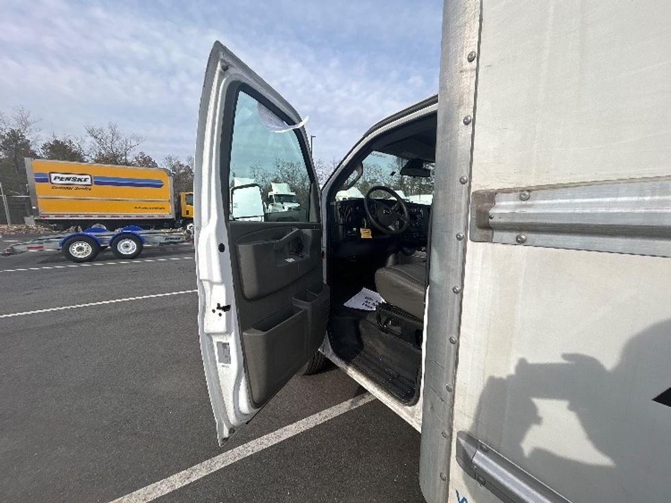 Light Duty Box Truck-Light and Medium Duty Trucks-GMC-2022-Savana G33903-Swedesboro-NJ-33,144\n\t\tmiles-$ 44,000 - Image 15