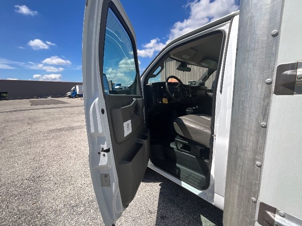 Light Duty Box Truck-Light and Medium Duty Trucks-GMC-2022-Savana G33903-Tampa-FL-119,113\n\t\tmiles-$ 29,250 - Image 15
