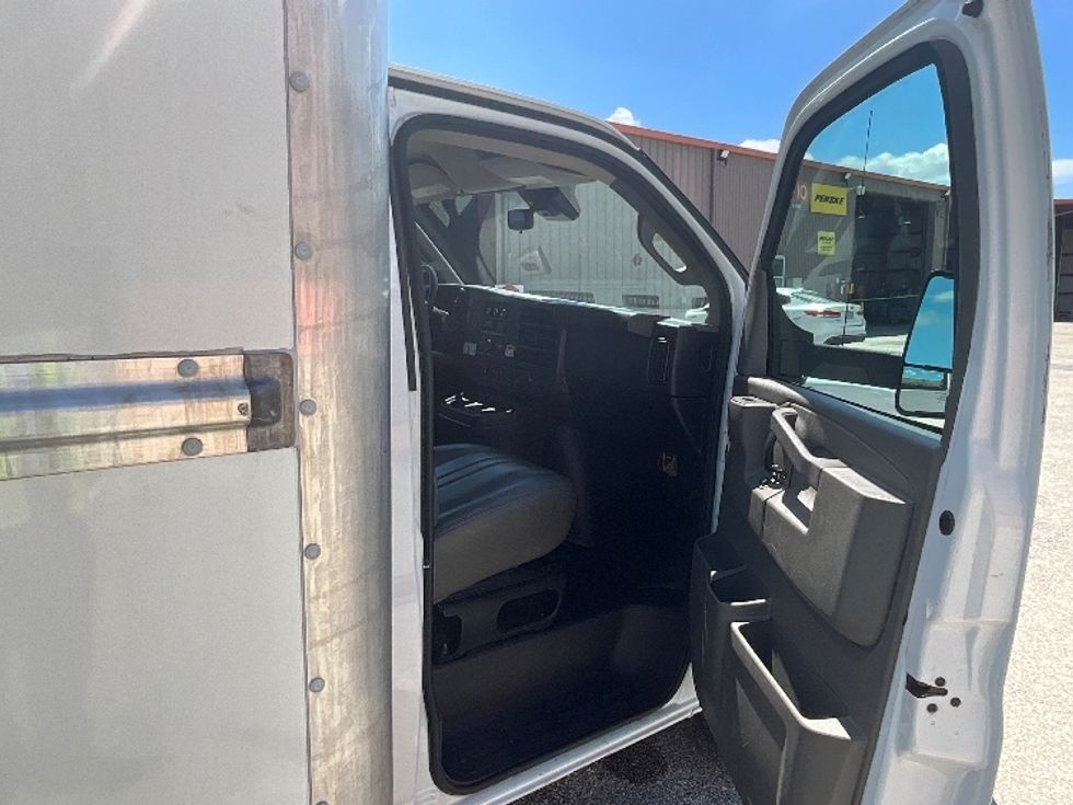 Light Duty Box Truck-Light and Medium Duty Trucks-GMC-2022-Savana G33903-Tampa-FL-119,113\n\t\tmiles-$ 29,250 - Image 19