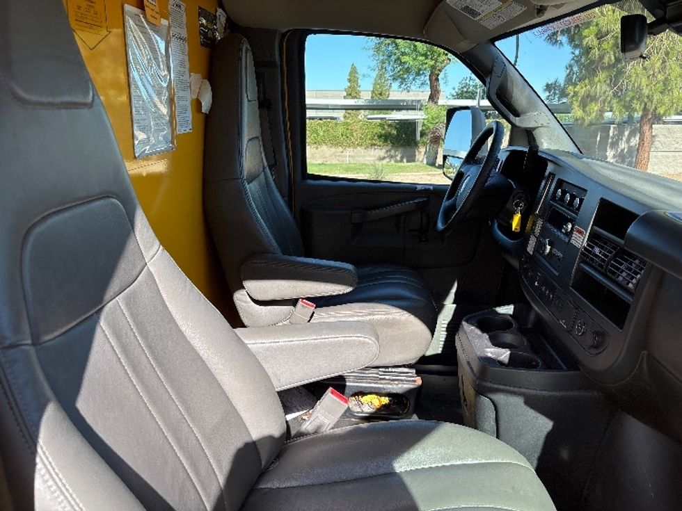 Light Duty Box Truck-Light and Medium Duty Trucks-GMC-2022-Savana G33903-Tempe-AZ-85,234\n\t\tmiles-$ 30,500 - Image 22