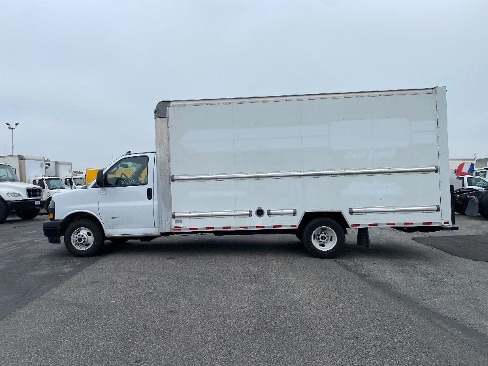 Light Duty Box Truck-Light and Medium Duty Trucks-GMC-2022-Savana G33903-Torrance-CA-103,895\n\t\tmiles-$ 32,000 - Image 4