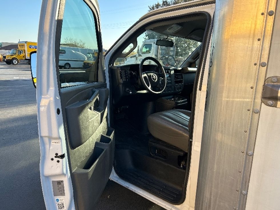 Light Duty Box Truck-Light and Medium Duty Trucks-GMC-2022-Savana G33903-Torrance-CA-22,492\n\t\tmiles-$ 53,500 - Image 16