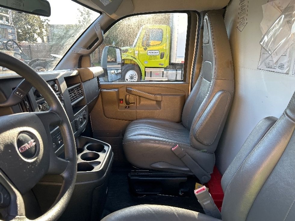 Light Duty Box Truck-Light and Medium Duty Trucks-GMC-2022-Savana G33903-Torrance-CA-22,492\n\t\tmiles-$ 53,500 - Image 19