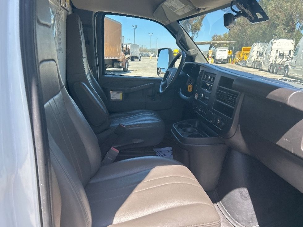 Light Duty Box Truck-Light and Medium Duty Trucks-GMC-2022-Savana G33903-Torrance-CA-32,337\n\t\tmiles-$ 43,750 - Image 22